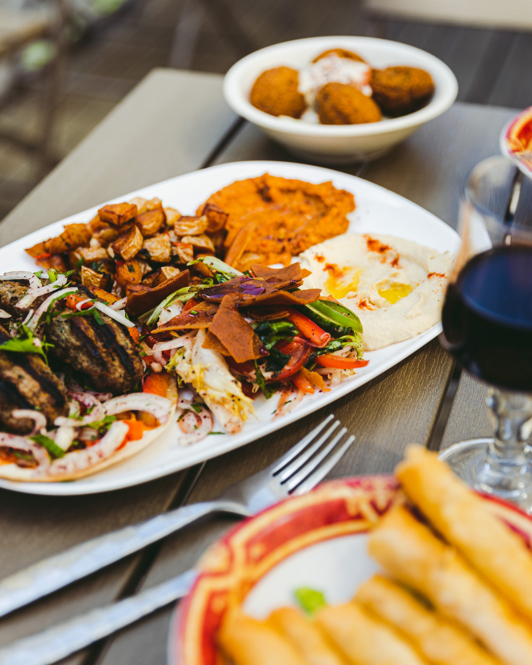 Assiette de kafta avec mezzés en accompagnement